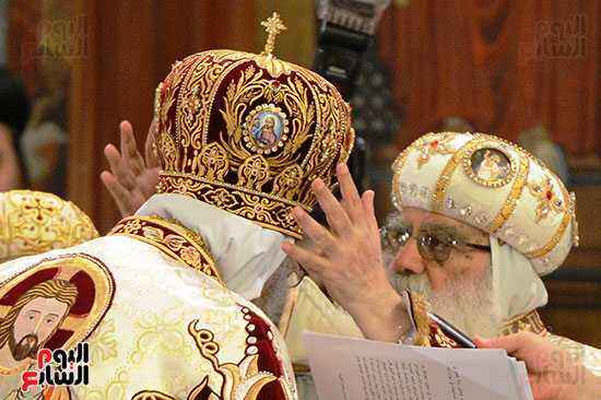 البابا تواضروس يردى التاج البابوى بعد الانتخابات البابوية