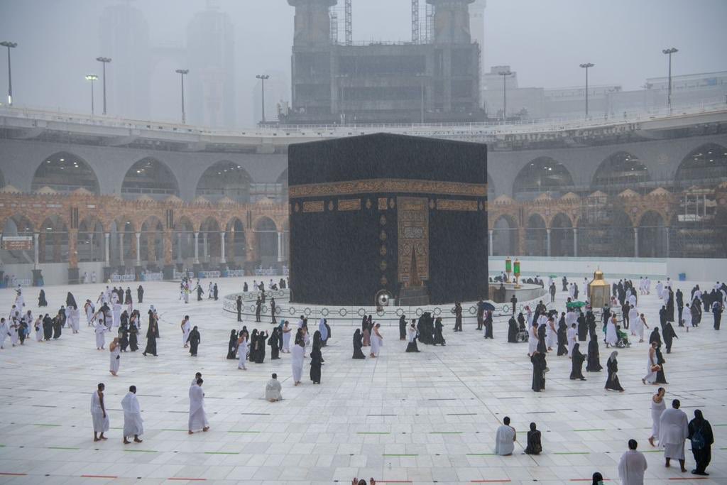 سقوط الامطار على  المسجد الحرام وأعمال التنظيف (5)