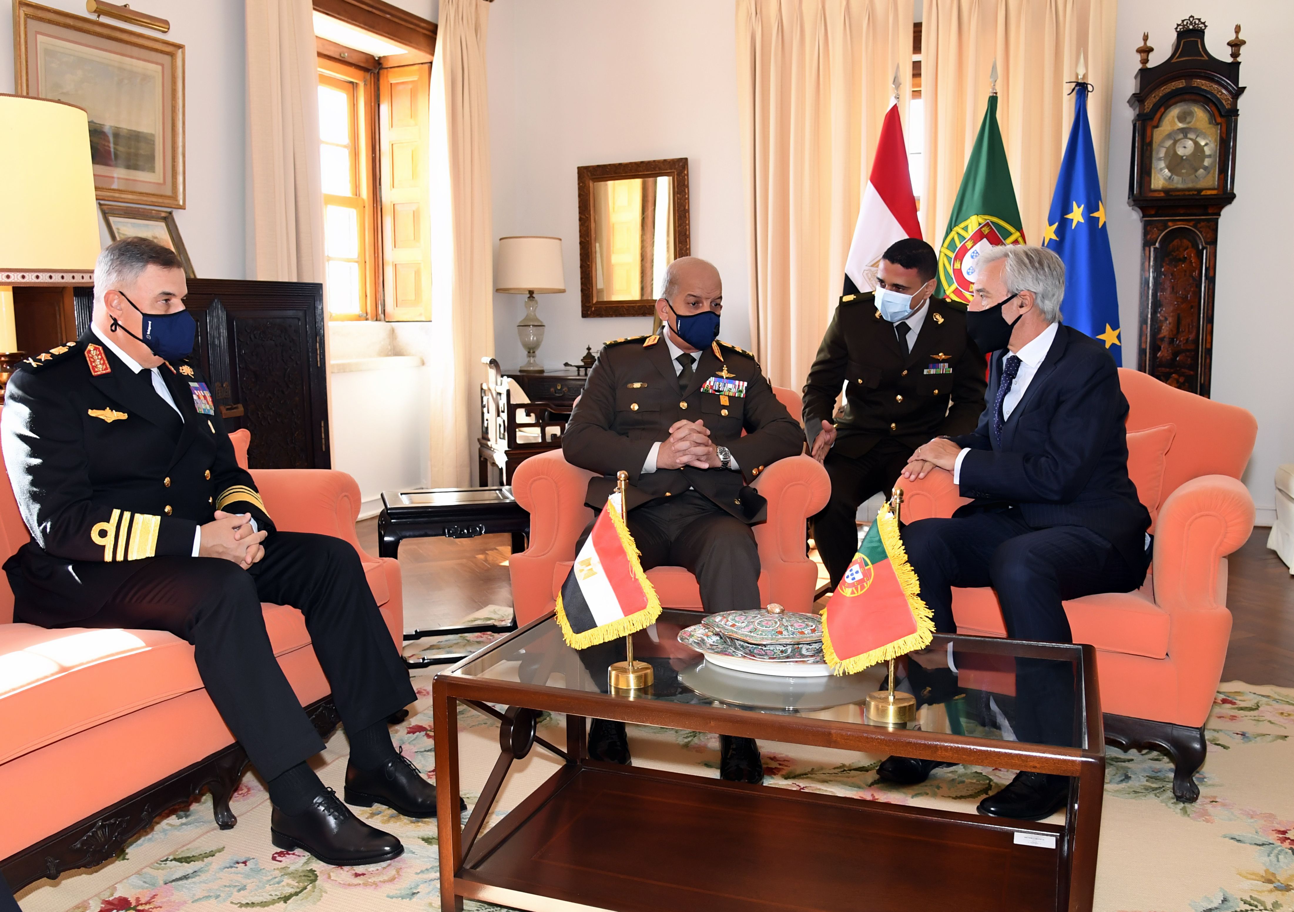 وزير الدفاع يعود لمصر بعد زيارة رسمية للبرتغال (2)