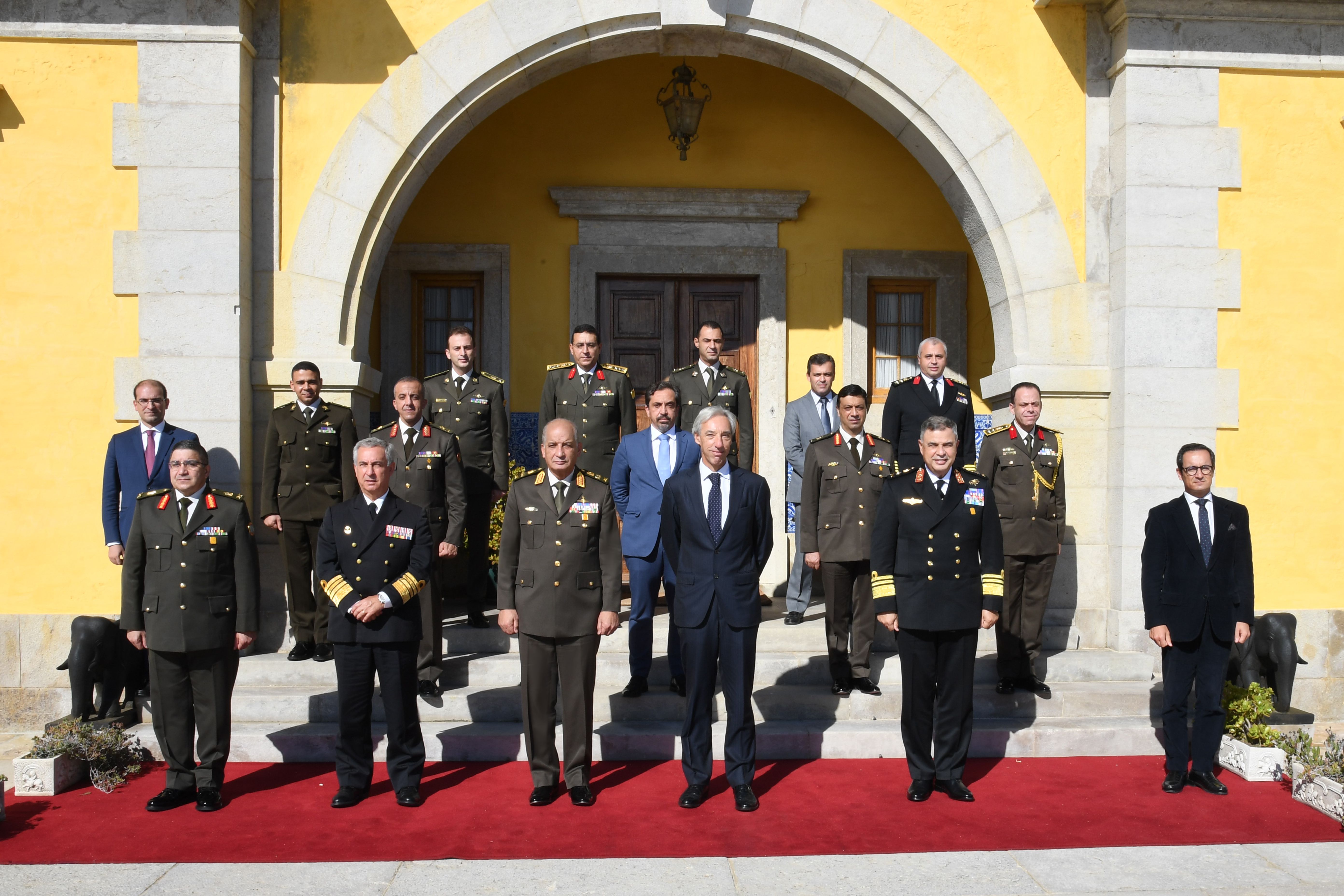 وزير الدفاع يعود لمصر بعد زيارة رسمية للبرتغال (4)