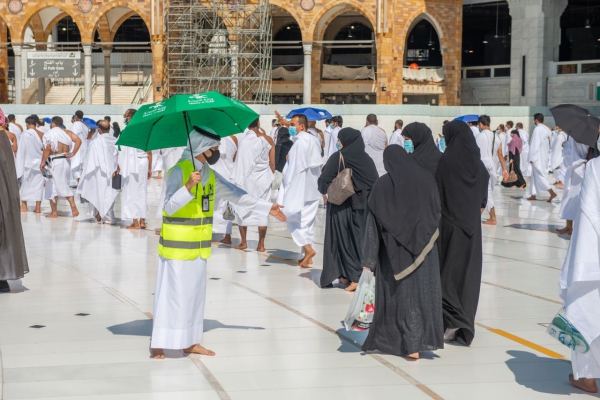 متطوعون يساعدون المعتمرين والمصلين في المسجد الحرام