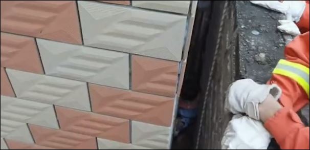 الطفل يبكى بين الجدارين عقب سقوطه