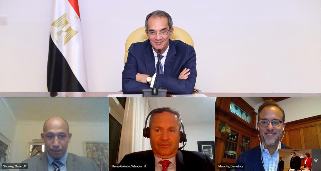 عمرو طلعت وزير الاتصالات وعدد من مسئولي وزارة الاتصالات وفيز