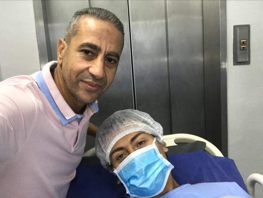 حارس الزمالك مع والده بعد الجراحة