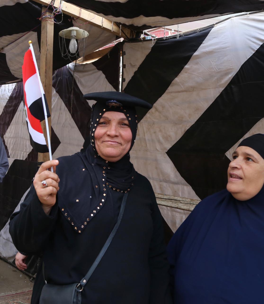 سيدة تحمل علم مصر أمام اللجنة