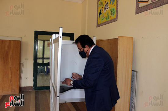وزير التعليم العالى يدلى بصوته الانتخابى (4)