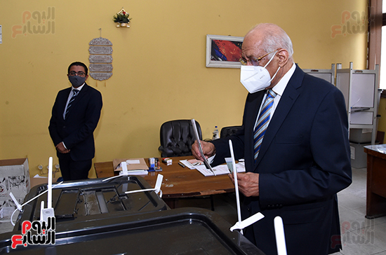 الدكتور على عبد العال يدلي بصوته في الانتخابات البرلمانية (8)