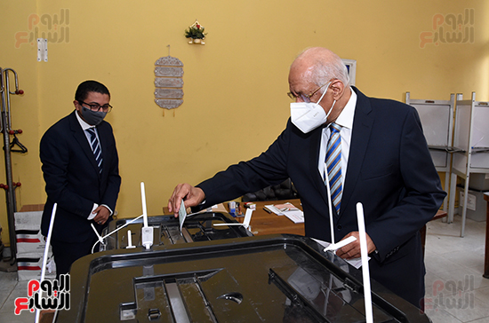 الدكتور على عبد العال يدلي بصوته في الانتخابات البرلمانية (10)