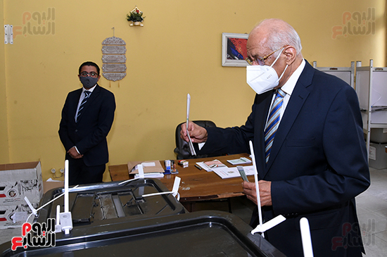 الدكتور على عبد العال يدلي بصوته في الانتخابات البرلمانية (9)