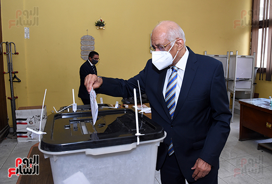 الدكتور على عبد العال يدلي بصوته في الانتخابات البرلمانية (12)