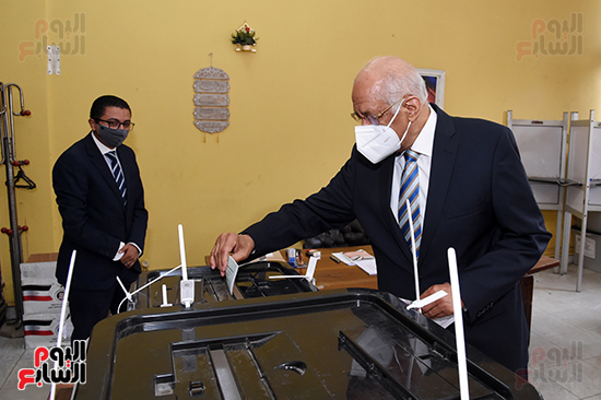 الدكتور على عبد العال يدلي بصوته في الانتخابات البرلمانية (11)