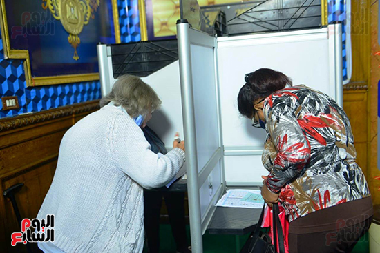 إقبال على مدرسة مصطفى يسرى عميرة في مصر الجديدة للتصويت بانتخابات النواب (15)