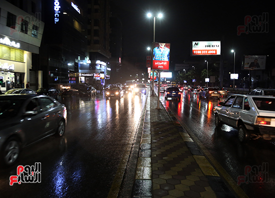 تساقط الامطار بالشوارع