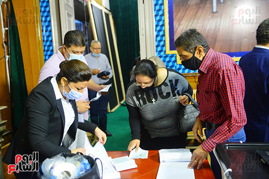 إقبال على مدرسة مصطفى يسرى عميرة في مصر الجديدة للتصويت بانتخابات النواب (1)