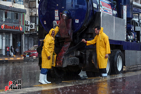 السيارات ترفع مياه الأمطار بالإسكندرية