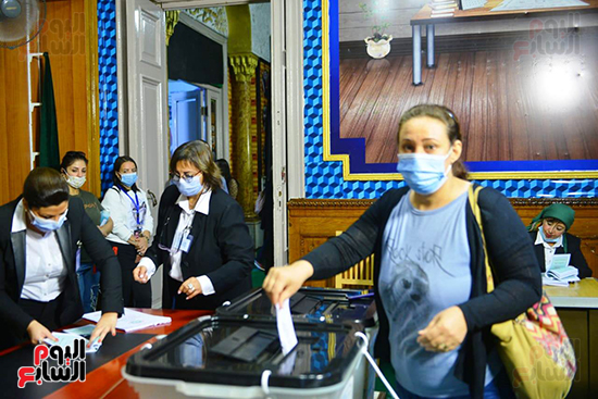 إقبال على مدرسة مصطفى يسرى عميرة في مصر الجديدة للتصويت بانتخابات النواب (9)