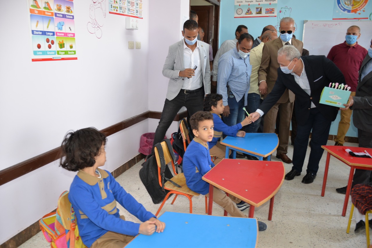 محافظ الأقصر يفتتحح مدرسة اللغات المتميزة المتكاملة بمدينة طيبة  (3)