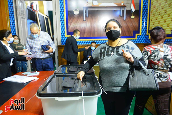 إقبال على مدرسة مصطفى يسرى عميرة في مصر الجديدة للتصويت بانتخابات النواب (10)