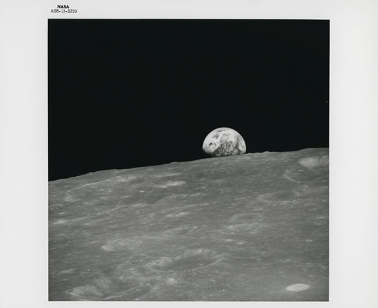 أول صورة مأخوذة من الإنسان لشروق الأرض من قبل عضو طاقم أبولو 8