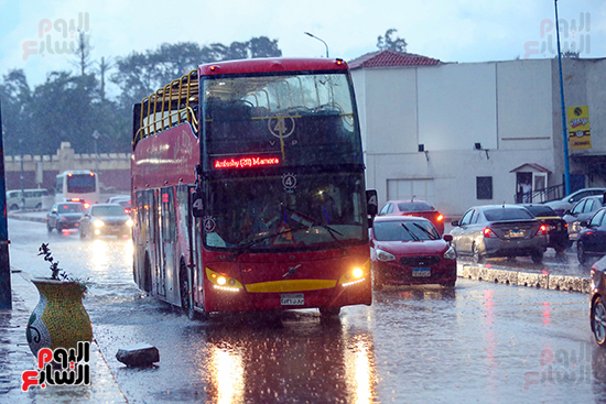 السيارات والأتوبيسات تلتزم خفض السرعة بسبب هطول الأمطار