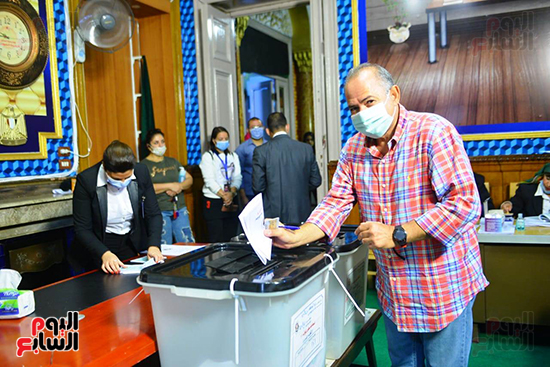 إقبال على مدرسة مصطفى يسرى عميرة في مصر الجديدة للتصويت بانتخابات النواب (11)