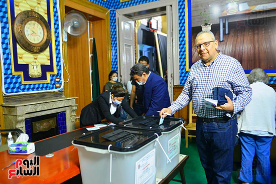 إقبال على مدرسة مصطفى يسرى عميرة في مصر الجديدة للتصويت بانتخابات النواب (5)