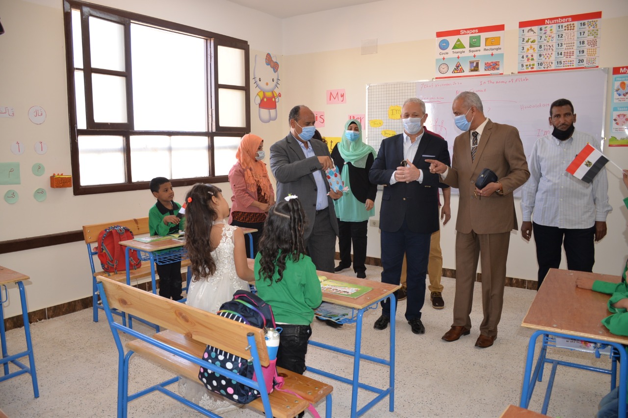 محافظ الأقصر يفتتحح مدرسة اللغات المتميزة المتكاملة بمدينة طيبة  (4)