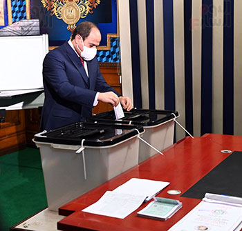 الرئيس عبد الفتاح السيسي داخل اللجنة الانتخابية فى مصر الجديدة