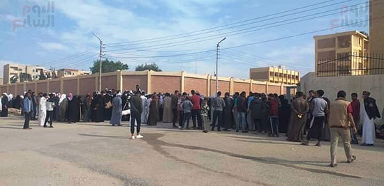 طوابير أمام اللجان فى المرحلة الثانية من انتخابات مجلس النواب بشمال سيناء (1)