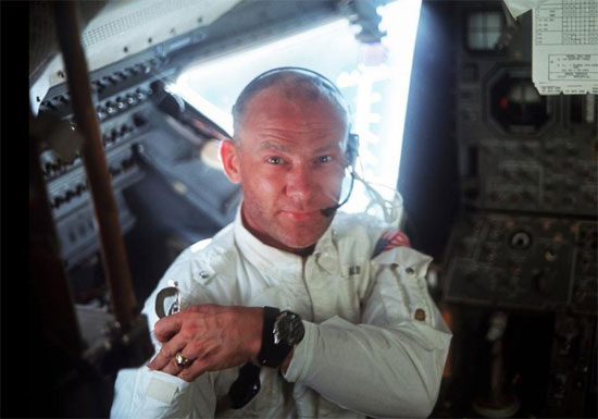 رائد فضاء ضمن طاقم أبوللو 11