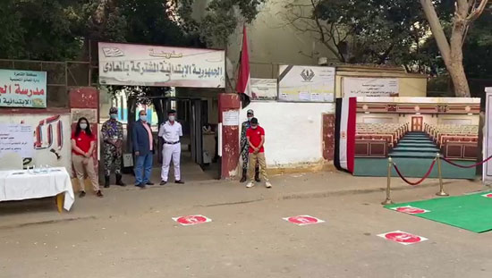 أمن-القاهرة-يطبق-الإجراءات-الاحترازية-قبل-تصويت-الناخبين-باللجان-(8)