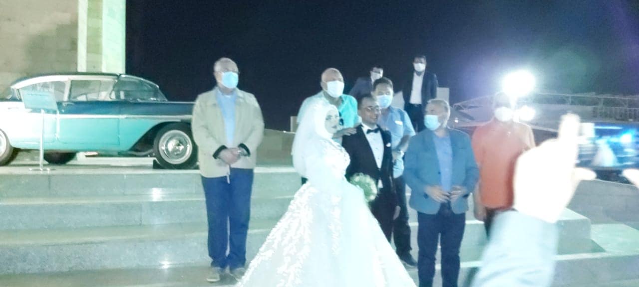 وزير الرى يلتقط سيشن مع العروسان