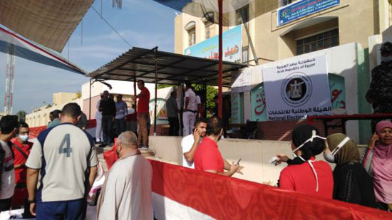 إقبال كثيف من الشباب على اللجان للتصويت بانتخابات النواب بمدينة بدر (4)