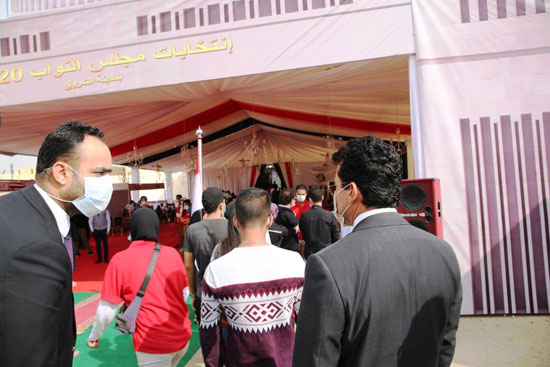 وزير الشباب والرياضة يقف فى طابور الناخبين للإدلاء بصوته (9)
