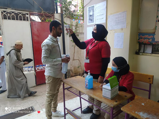 أمن-القاهرة-يطبق-الإجراءات-الاحترازية-قبل-تصويت-الناخبين-باللجان-(7)
