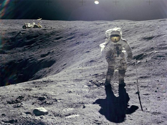 رائد الفضاء تشارلز ديوك يجمع عينات على سطح القمر