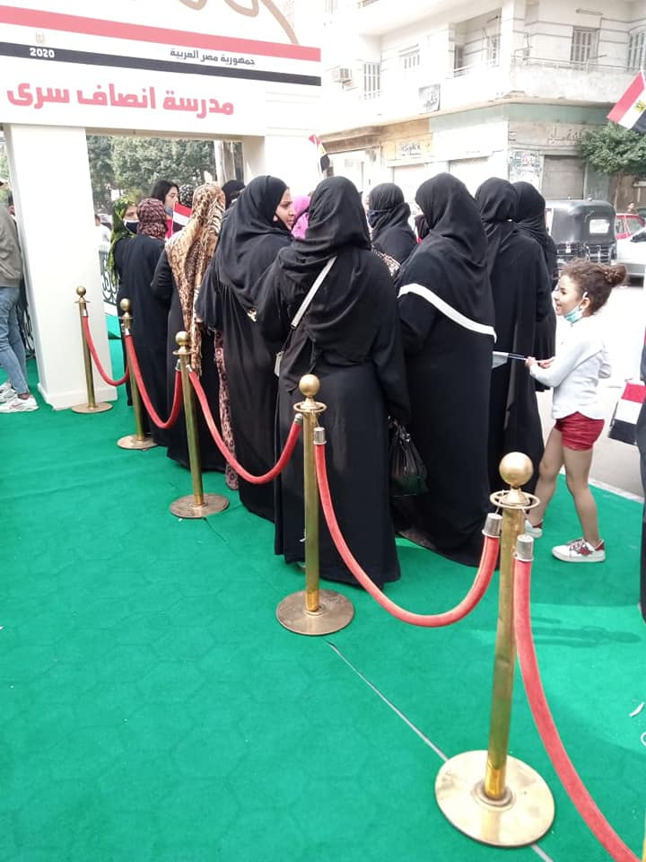 السيدات يتصدرن المشهد فى انتخابات النواب بمدرسة إنصاف سرى الثانوية بالزيتون (1)