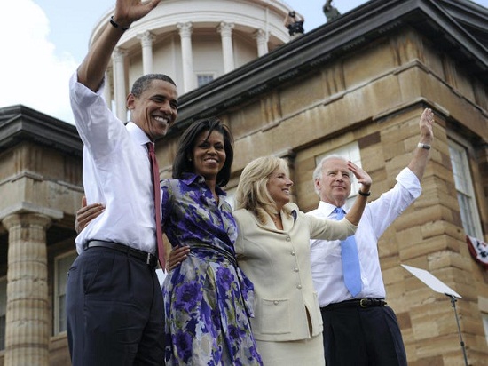 جو وزوجته مع باراك وميشيل أوباما