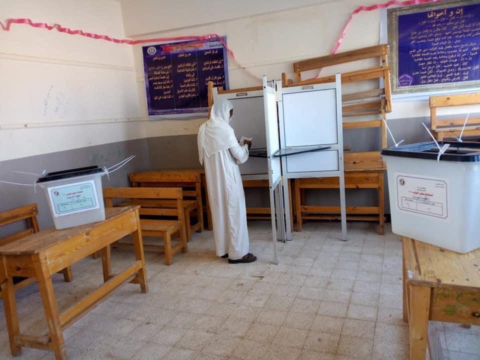  أهالى قرية النقب بوسط سيناء يشاركون بالانتخابات (4)