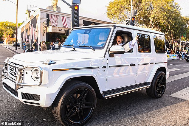 كارا سانتانا تحتفل بفوز جو بايدن داخل سيارتها في ويست هوليود