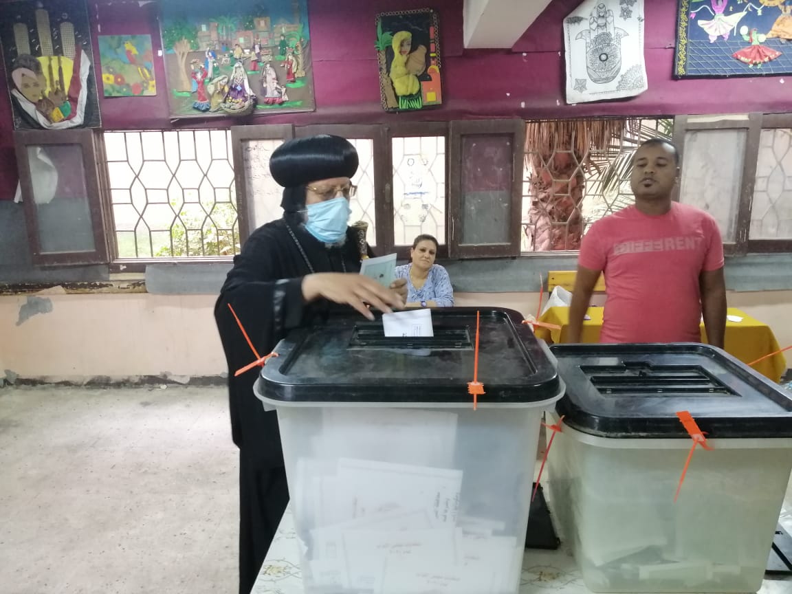 مطارن شبرا الخيمة يدلى بصوته في الانتخابات البرلمانية