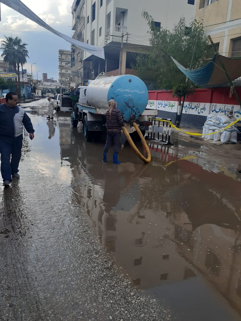 رفع مياه الأمطار من أمام اللجان الانتخابية (8)