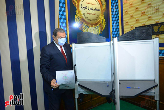وزير القوى العاملة يدلى بصوته الانتخابى تصوير السعودى محمود (16)