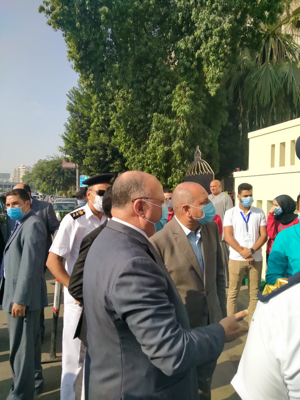 محافظ القاهرة يتابع عملية التصويت (1)