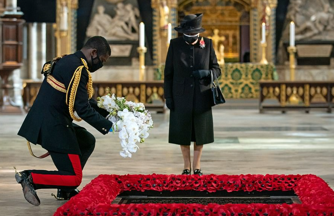 ملكة بريطانيا تضع الزهور على قبر الجندى المجهول