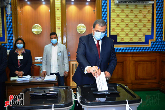 وزير القوى العاملة يدلى بصوته الانتخابى تصوير السعودى محمود (15)