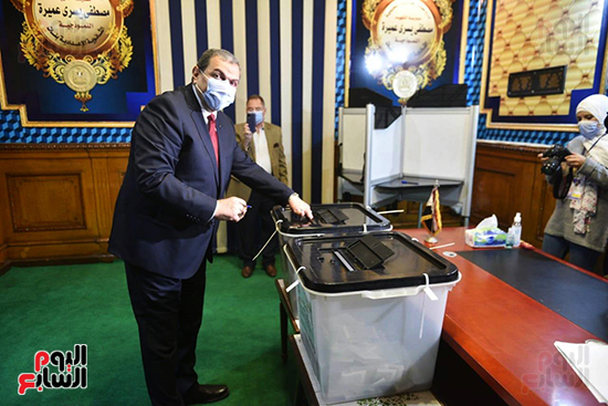 وزير القوى العاملة يدلى بصوته الانتخابى تصوير السعودى محمود (19)