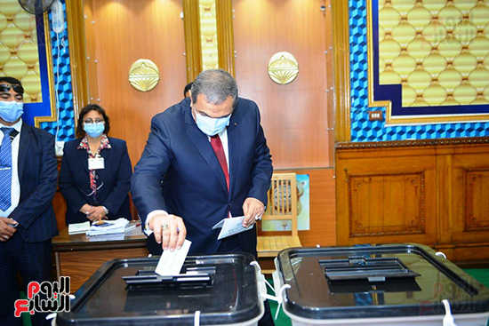 وزير القوى العاملة يدلى بصوته الانتخابى تصوير السعودى محمود (17)