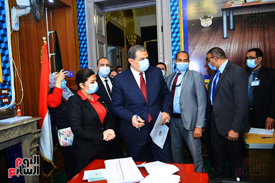 وزير القوى العاملة يدلى بصوته الانتخابى تصوير السعودى محمود (6)