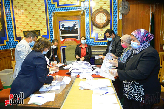 فرز أصوات الناخبين بدائرة مصر الجديدة (2)